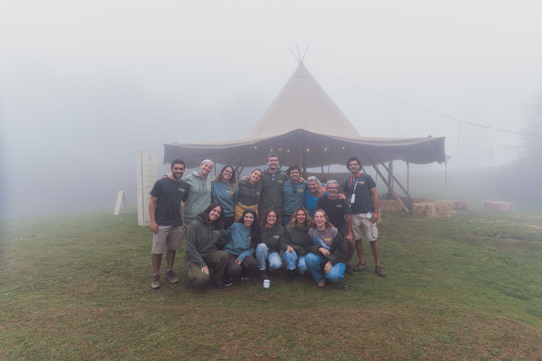 Estrutura do festival envolta em nevoeiro, no planalto do Chão das Feiteiras.